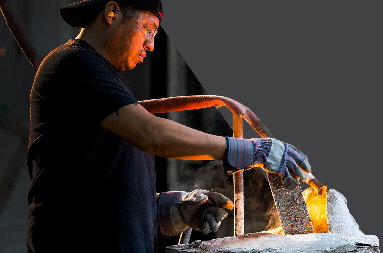 Pouring metal
